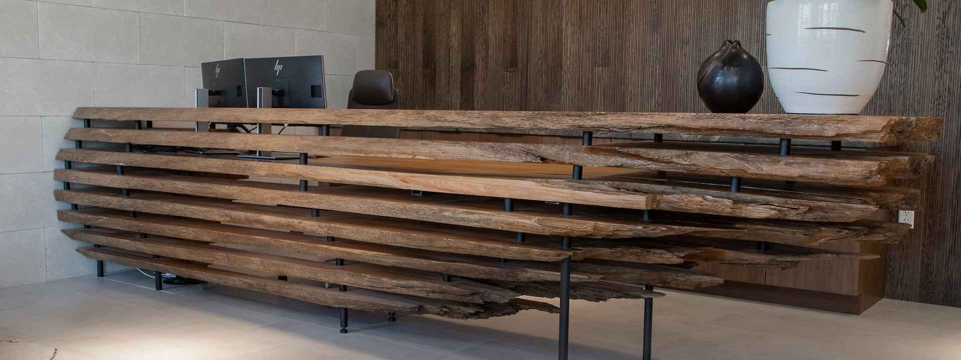 Egy bútorasztalos különleges ciprus íróasztalt készített az LT15WIDE fűrészgép segítségével